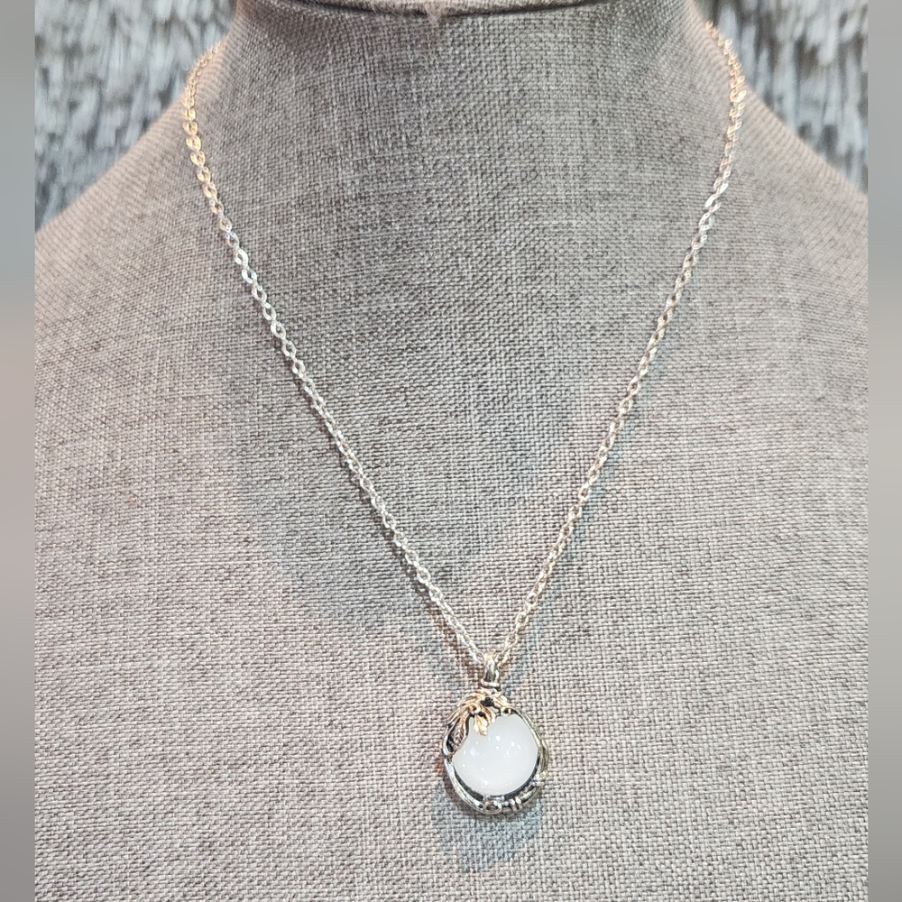 Elegant Silver Pendant Necklace